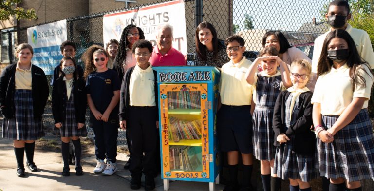 photo of Pepe & Elena Piperno with schoolchildren and their book ark